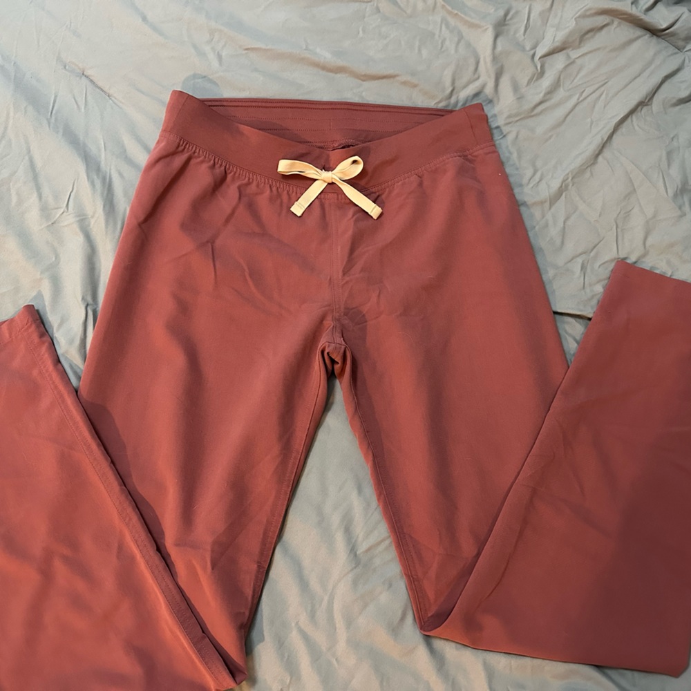 Figs Livingston mauve scrub pants, small/tall